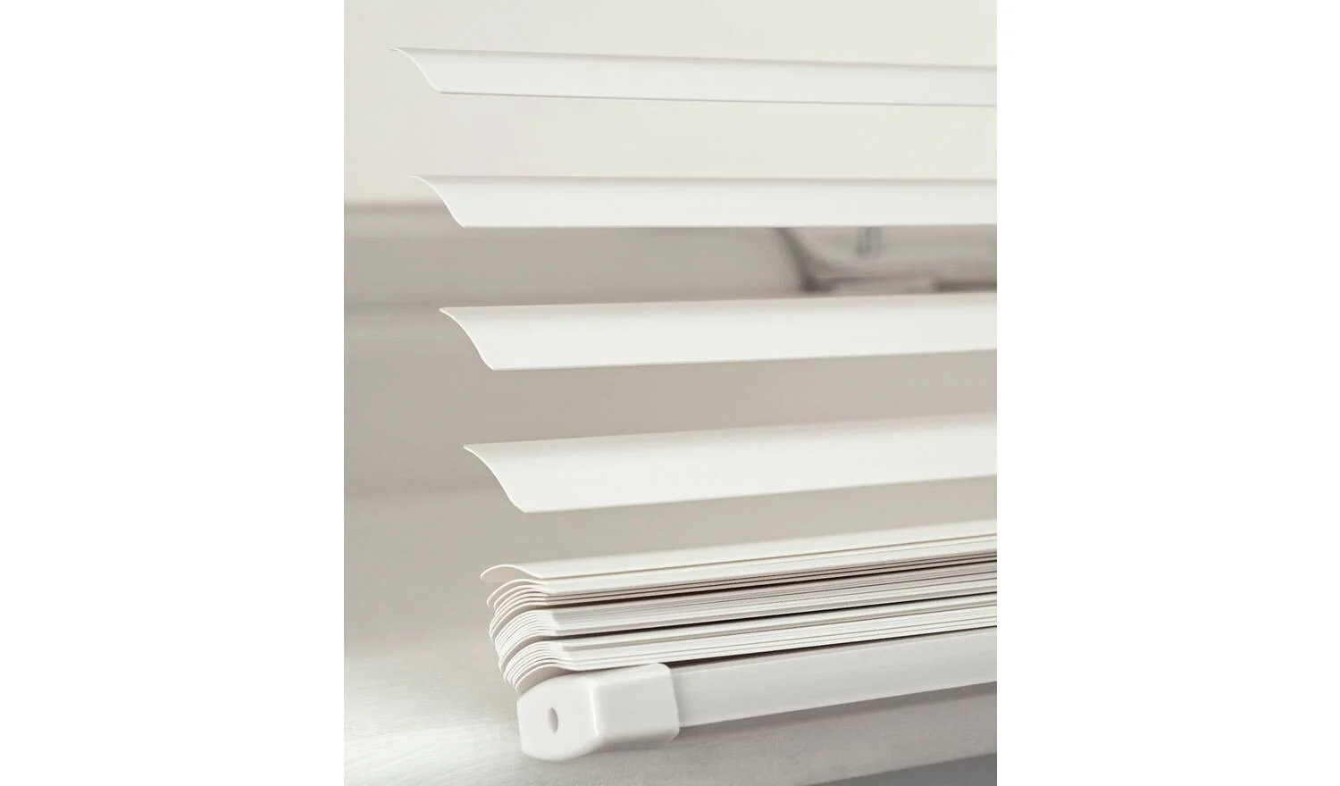 25mm PVC Venetian Blind - Super White - 150x160cm - Image 3