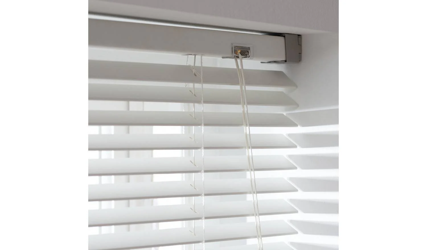 Faux Wood White 25mm Slat Venetian Blind - 120x160cm - Image 2