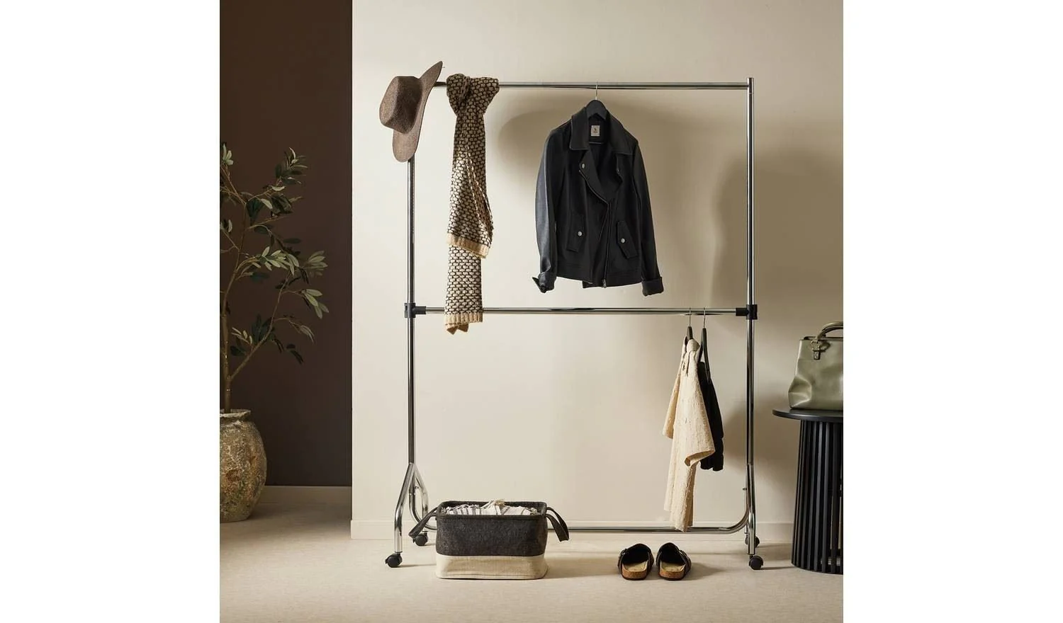 Heavy Duty 4 Feet Clothes Rail - Chrome - Image 3